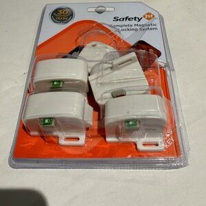 Safety 1st Magnetic Locking System - White